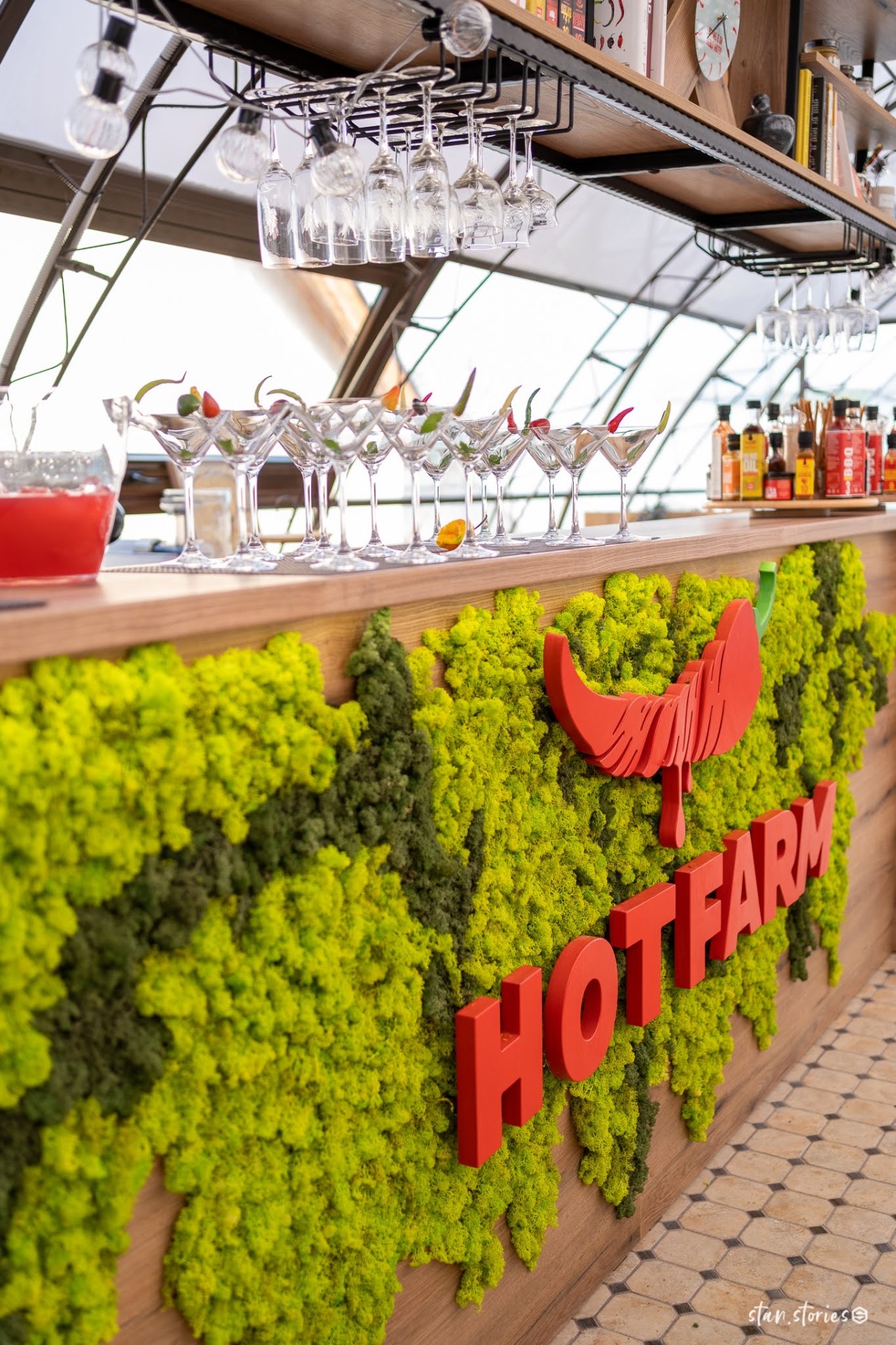 Барът с моссова стена и Hot Farm лого