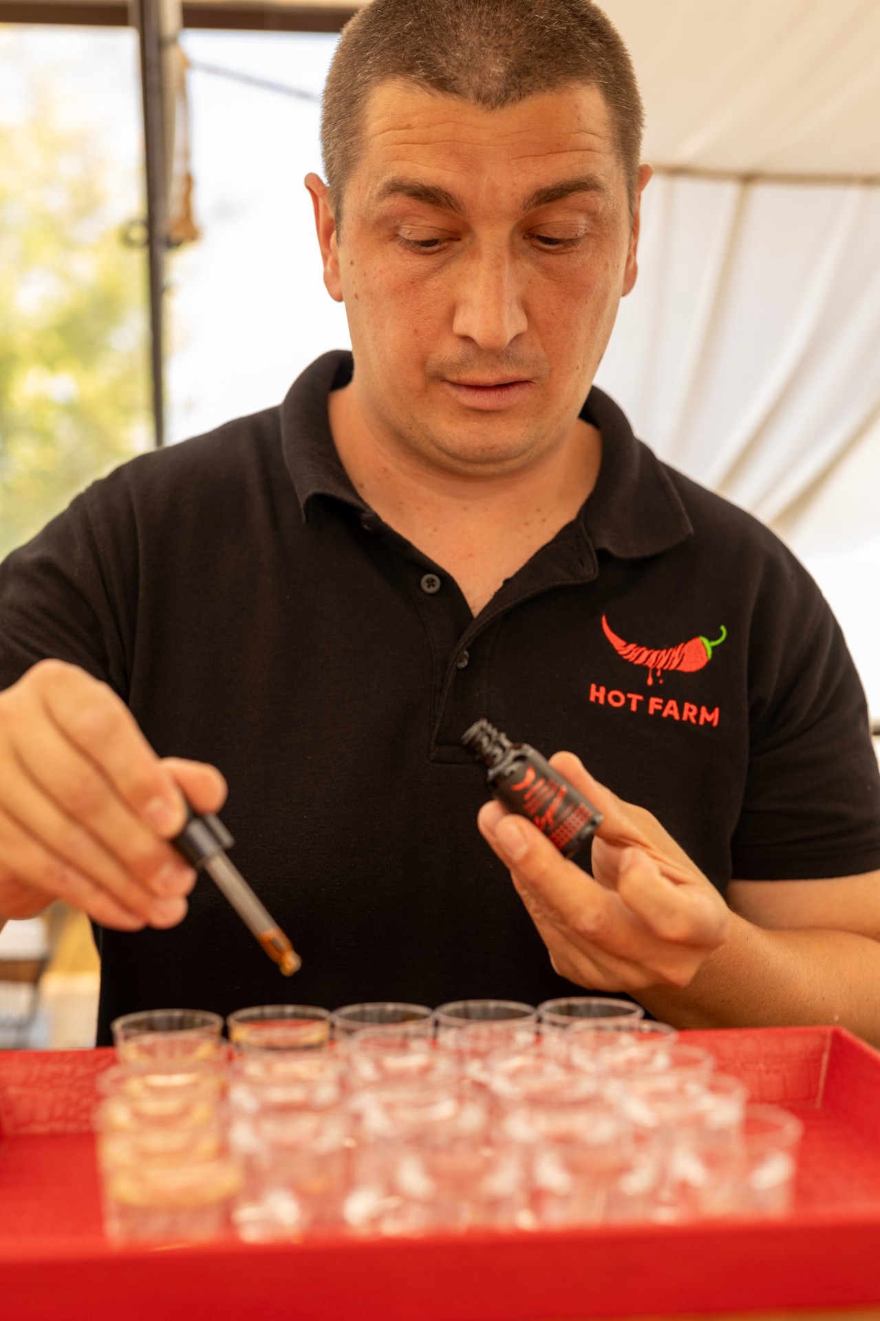 Бармен налива welcome drink